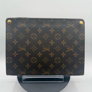 Louis Vuitton monogram iPad case excellent
Condition 🔥🔥🔥.